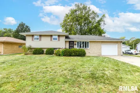 1101 S 7th St, Pekin, IL 61554