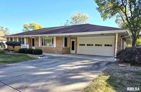 304 S Park Ave, Manito, IL 61546