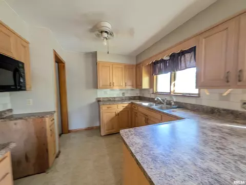 501 E 7th St, Delavan, IL 61734 photo 11