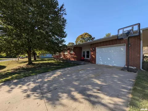 501 E 7th St, Delavan, IL 61734 photo 9