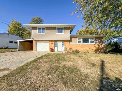 105 N 1st St, Roanoke, IL 61561