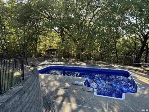 Exterior - 201 N Kickapoo Ter, Peoria, IL 61604 photo 9 of 17