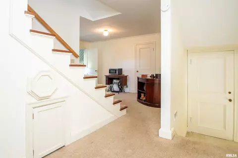 Entry Way - 201 N Kickapoo Ter, Peoria, IL 61604 photo 6 of 6