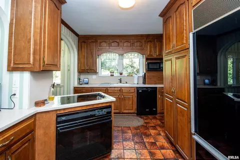Kitchen - 201 N Kickapoo Ter, Peoria, IL 61604 photo 1 of 7