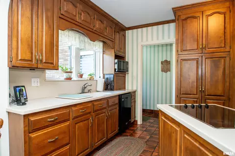 Kitchen - 201 N Kickapoo Ter, Peoria, IL 61604 photo 6 of 7