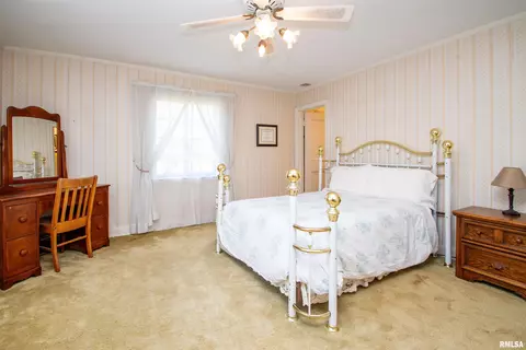 Bedroom - 201 N Kickapoo Ter, Peoria, IL 61604 photo 5 of 13