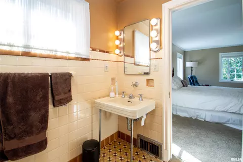 Bath - 201 N Kickapoo Ter, Peoria, IL 61604 photo 3 of 5