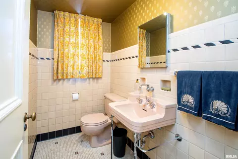 Bath - 201 N Kickapoo Ter, Peoria, IL 61604 photo 1 of 5