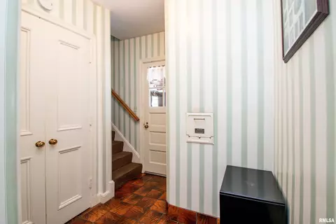 Entry Way - 201 N Kickapoo Ter, Peoria, IL 61604 photo 4 of 6