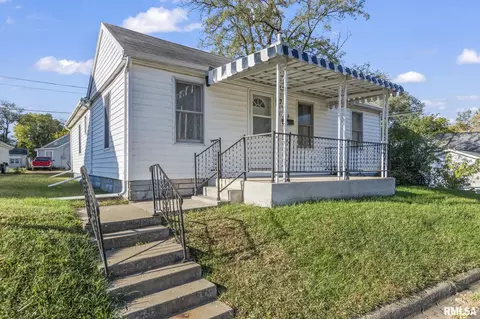 208 Charlotte St, Pekin, IL 61554