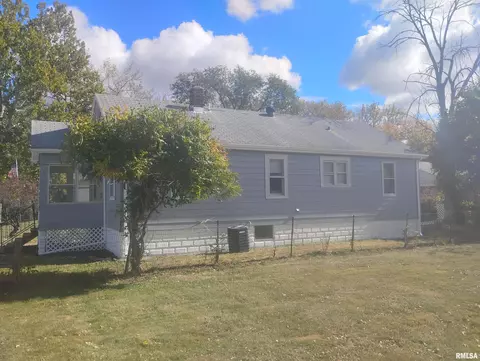 2102 E Robin Ct, Peoria Heights, IL 61616