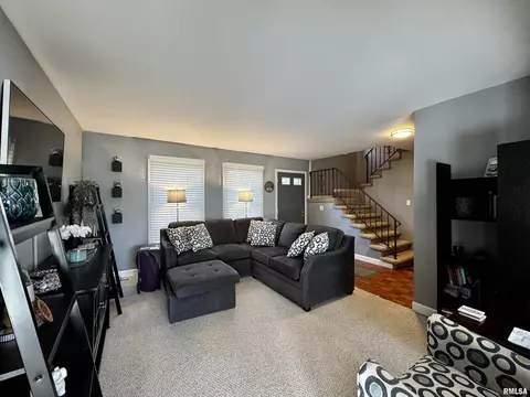 30 S Yorktown Rd, Macomb, IL 61455 photo 3