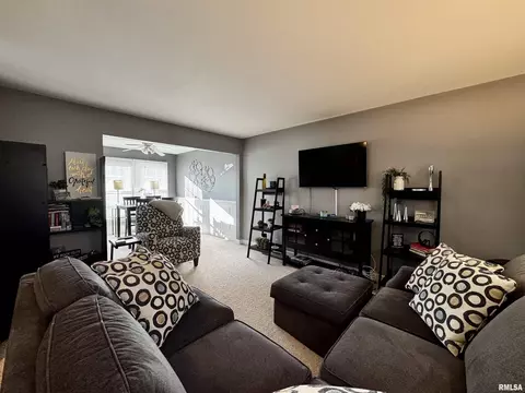 30 S Yorktown Rd, Macomb, IL 61455 photo 5