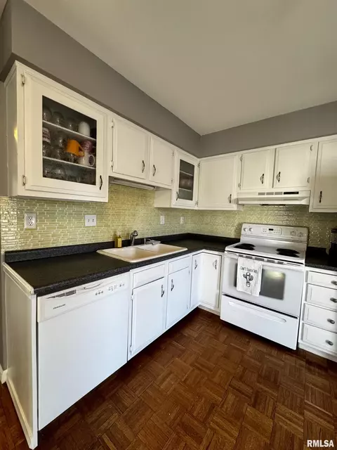 30 S Yorktown Rd, Macomb, IL 61455 photo 9