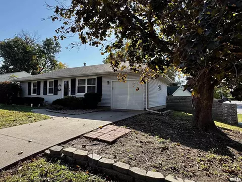 419 E Yeiser St, Macomb, IL 61455