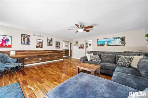 130 E High Point Rd, Peoria, IL 61614 photo 4