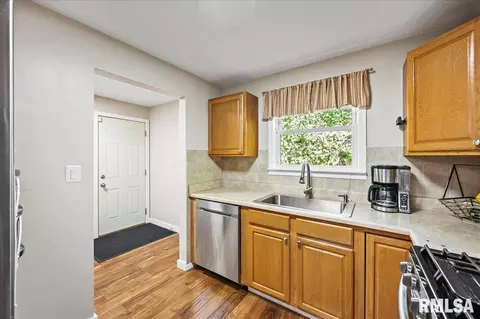 130 E High Point Rd, Peoria, IL 61614 photo 8