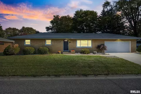 104 Eastshore Dr, Morton, IL 61550