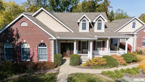 509 E 2nd St, Delavan, IL 61734 photo 2