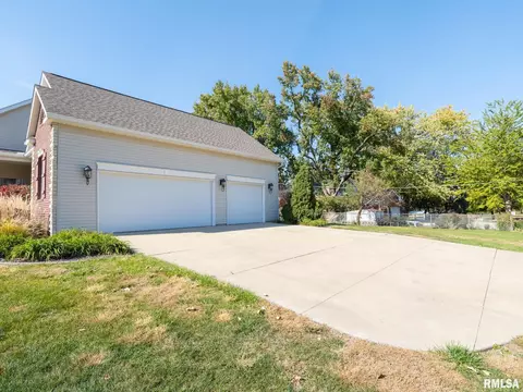 509 E 2nd St, Delavan, IL 61734 photo 3