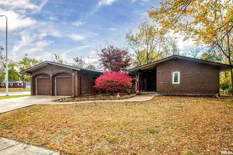 2703 N Rockwood Dr, Peoria, IL 61604