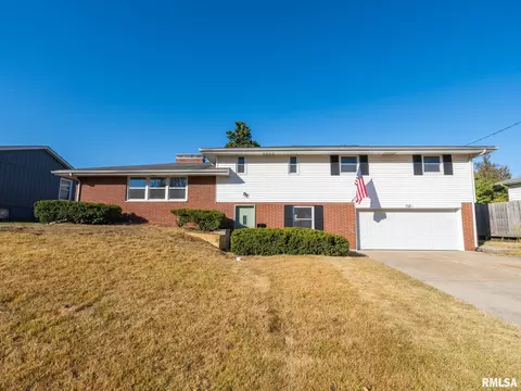 1321 W Kenwick Ln, Peoria, IL 61614