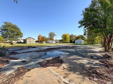 825 Grant Pl, Canton, IL 61520 photo 14