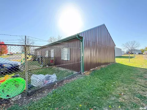 825 Grant Pl, Canton, IL 61520 photo 3