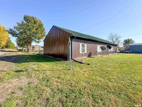 825 Grant Pl, Canton, IL 61520 photo 2