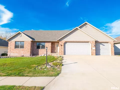 1017 Kennedy Dr, Pekin, IL 61554