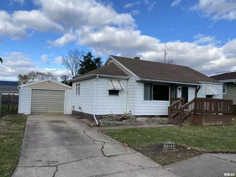 1245 Sunview Dr, Canton, IL 61520