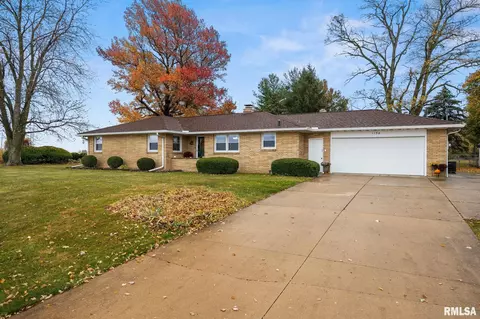 1154 W Cruger Rd, Washington, IL 61571