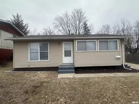 6326 N Randwick Rd, Peoria, IL 61615
