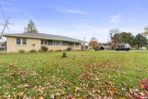 101 Brentwood Dr, East Peoria, IL 61611