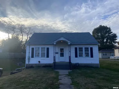 826 N Broadway St, Lewistown, IL 61542