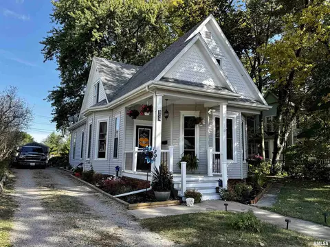 804 E Calhoun St, Macomb, IL 61455