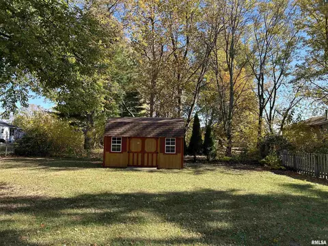 949 Pennyoaks Dr, Macomb, IL 61455 photo 4