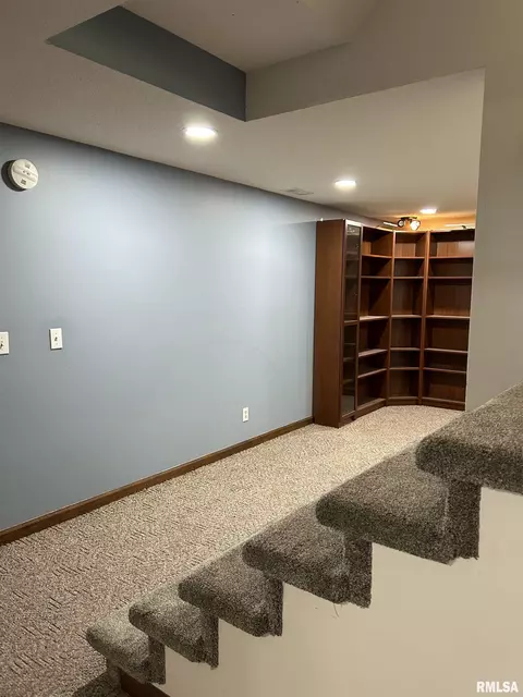949 Pennyoaks Dr, Macomb, IL 61455 photo 11