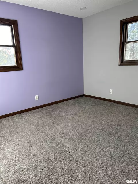 949 Pennyoaks Dr, Macomb, IL 61455 photo 8