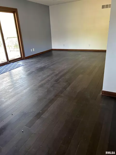 949 Pennyoaks Dr, Macomb, IL 61455 photo 5
