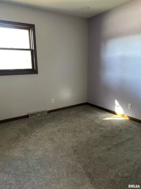 949 Pennyoaks Dr, Macomb, IL 61455 photo 7