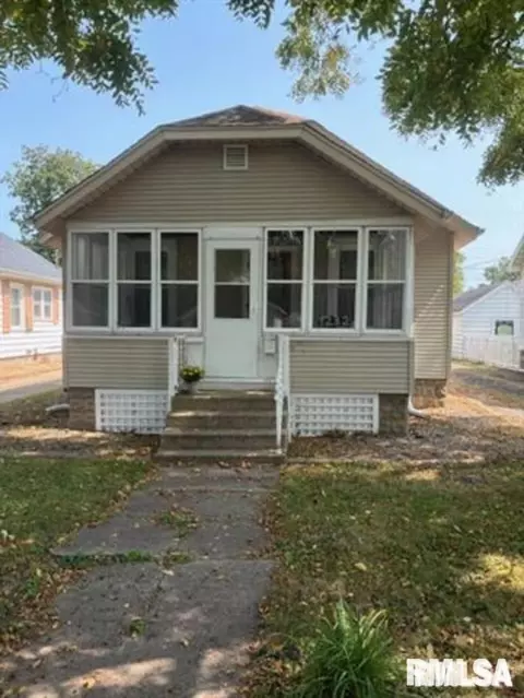1232 S 6th St, Pekin, IL 61554