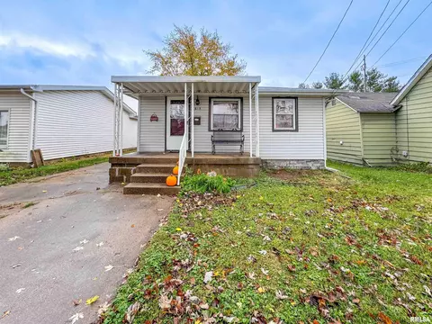 615 S Maple St, Lewistown, IL 61542
