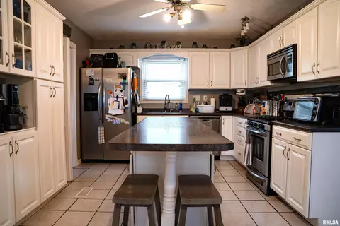 843 E Walnut St, Canton, IL 61520 photo 7