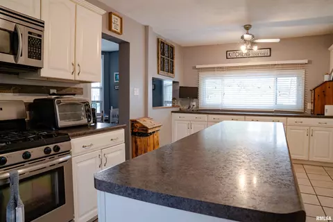 843 E Walnut St, Canton, IL 61520 photo 10