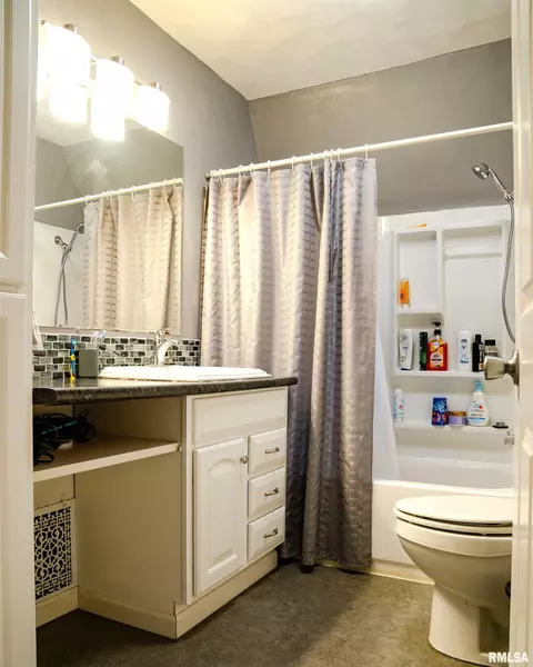 843 E Walnut St, Canton, IL 61520 photo 35