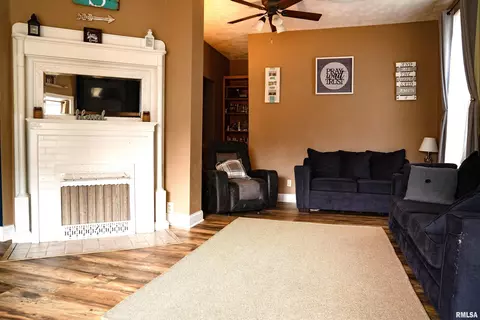 843 E Walnut St, Canton, IL 61520 photo 15