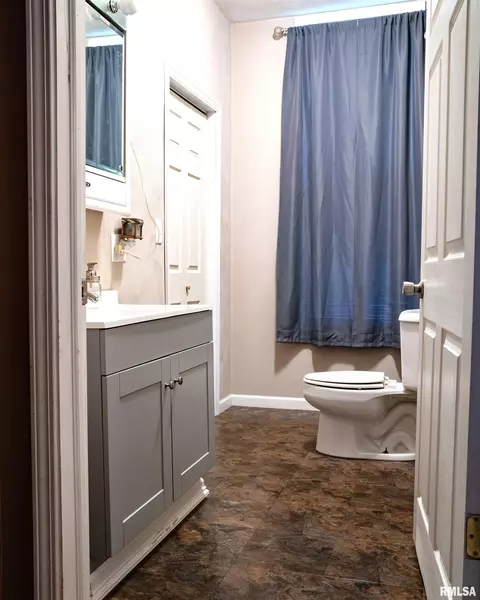 843 E Walnut St, Canton, IL 61520 photo 34