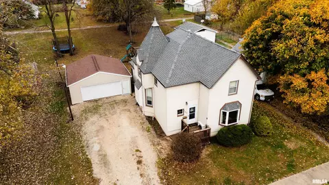 843 E Walnut St, Canton, IL 61520 photo 2