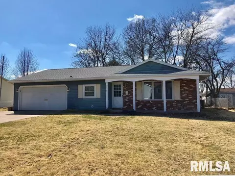 938 Pennyoaks Dr, Macomb, IL 61455
